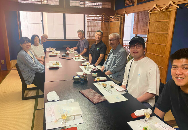 旅行先での集合写真（屋内）