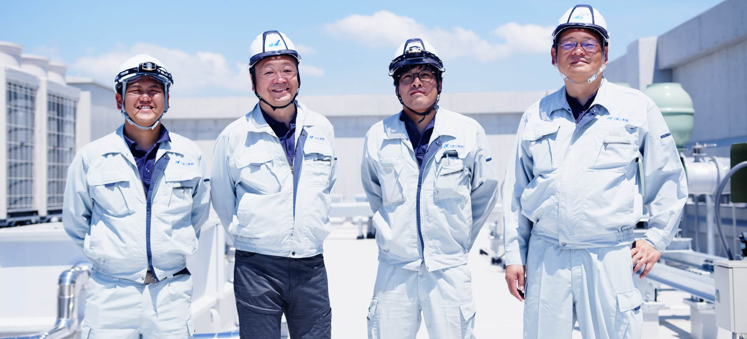 作業着を着た日新工業のメンバー